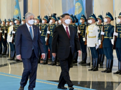 习近平出席哈萨克斯坦总统托卡耶夫举行的欢迎仪式