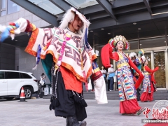 中国西藏发展论坛场外气氛热 “藏式迎宾”、影展吸引目光