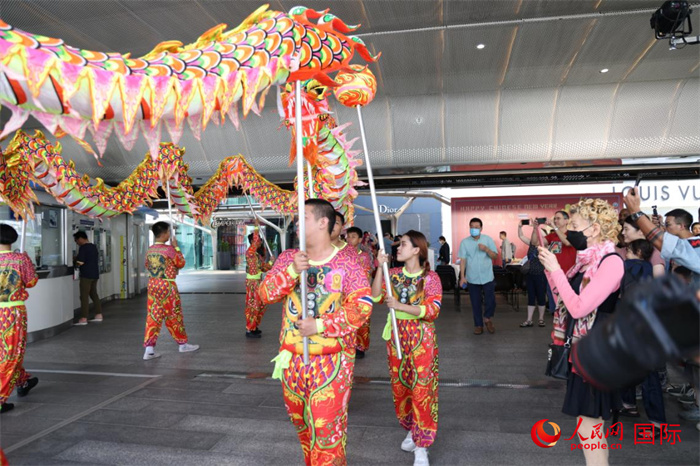 2月2日，“中泰共迎春，吉龙送祝福”活动在泰国曼谷BTS轻轨鹏蓬站举行。图为活动开始前的舞龙舞狮表演。人民网记者杨一摄