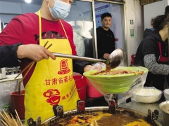 甘肃麻辣烫火出圈 兰州麻辣烫店前排起长队 有的外地游客专程来尝鲜