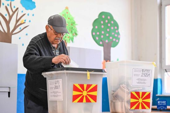 5月8日，选民在北马其顿斯科普里的一处投票站内投票。新华社发（托米斯拉夫·格奥尔基耶夫摄）