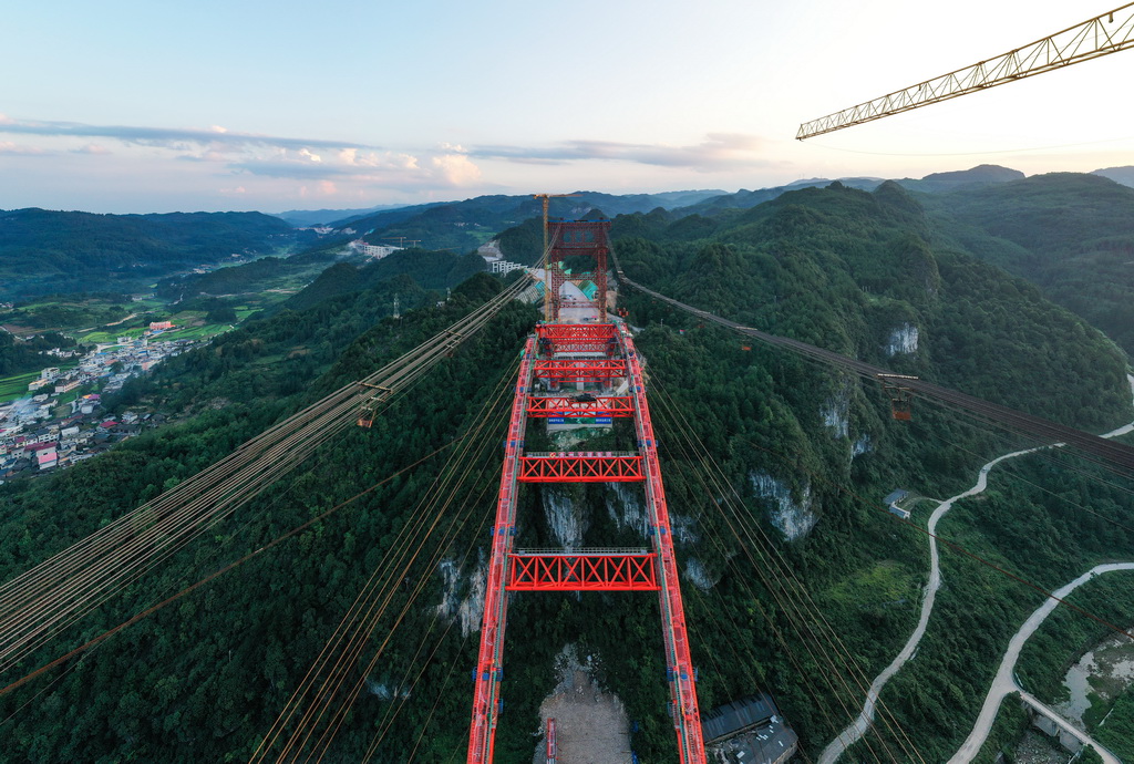 这是8月20日拍摄的贵阳至平塘高速公路马场河特大桥施工现场（无人机照片）。
