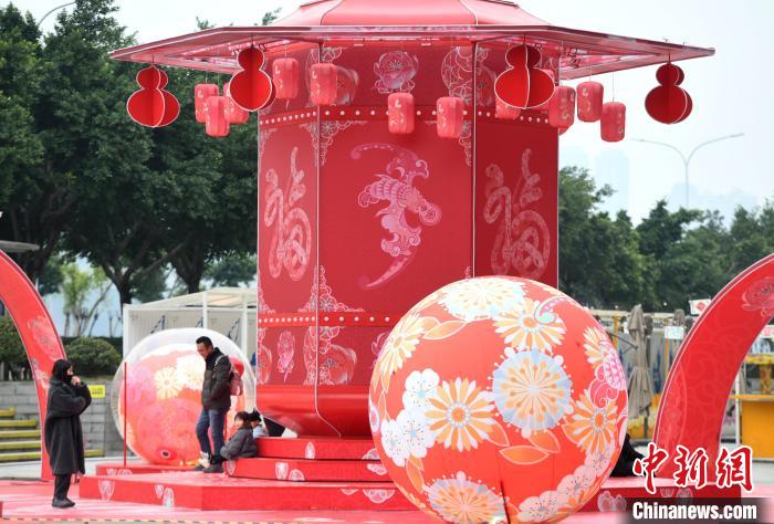 （新春走基层）重庆：蛇年新春装置亮相街头年味浓
