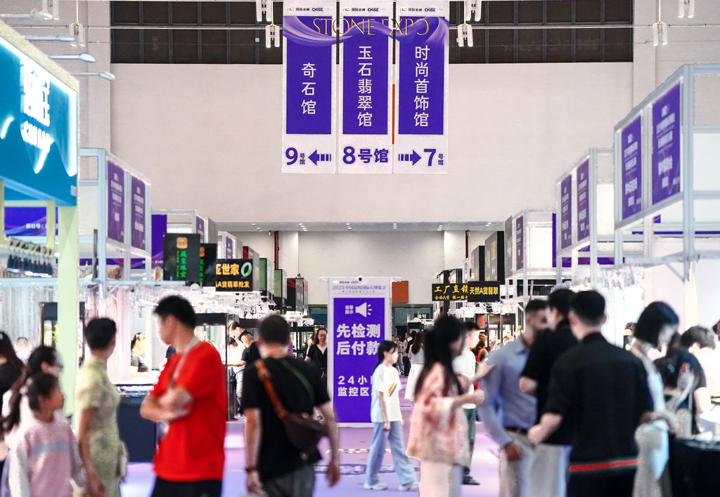 这是7月10日拍摄的昆明石博会玉石翡翠馆。
