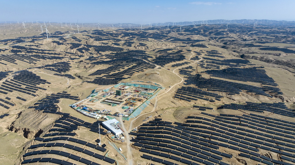7月21日拍摄的中卫300万千瓦光伏绿电项目2号330千伏变电站建设现场（无人机照片）。
