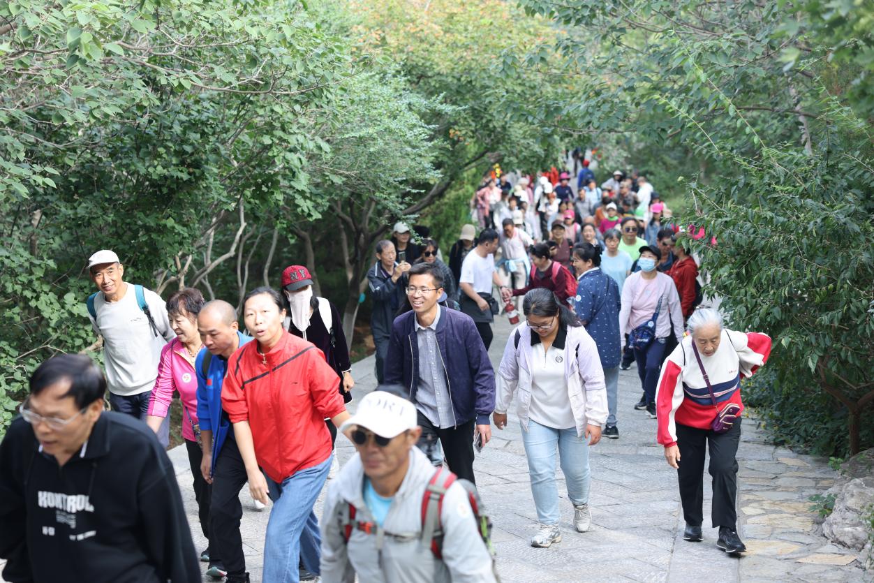 市民游客在济南佛慧山参加山林绿道登山健步活动。子龙摄 市民游客在济南佛慧山参加山林绿道登山健步活动。子龙摄