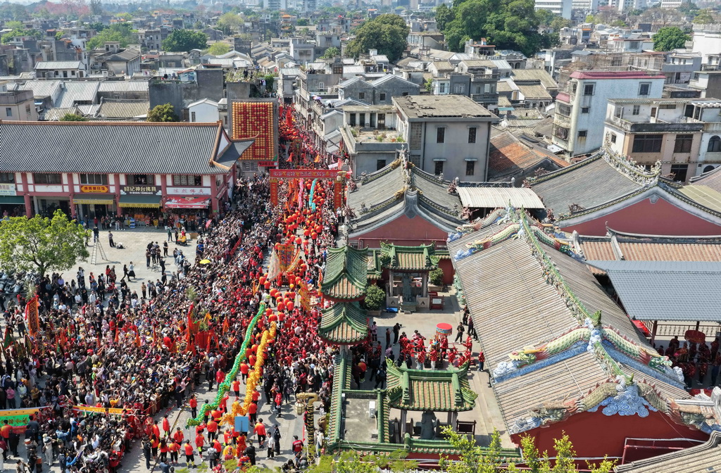 3月11日，揭阳城隍庙会巡游队伍从揭阳城隍庙出发（无人机照片）。